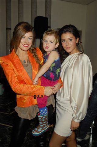 En nästan kopparrödhårig Pernilla Wahlgren med dottern Bianca och minstingen Theo.